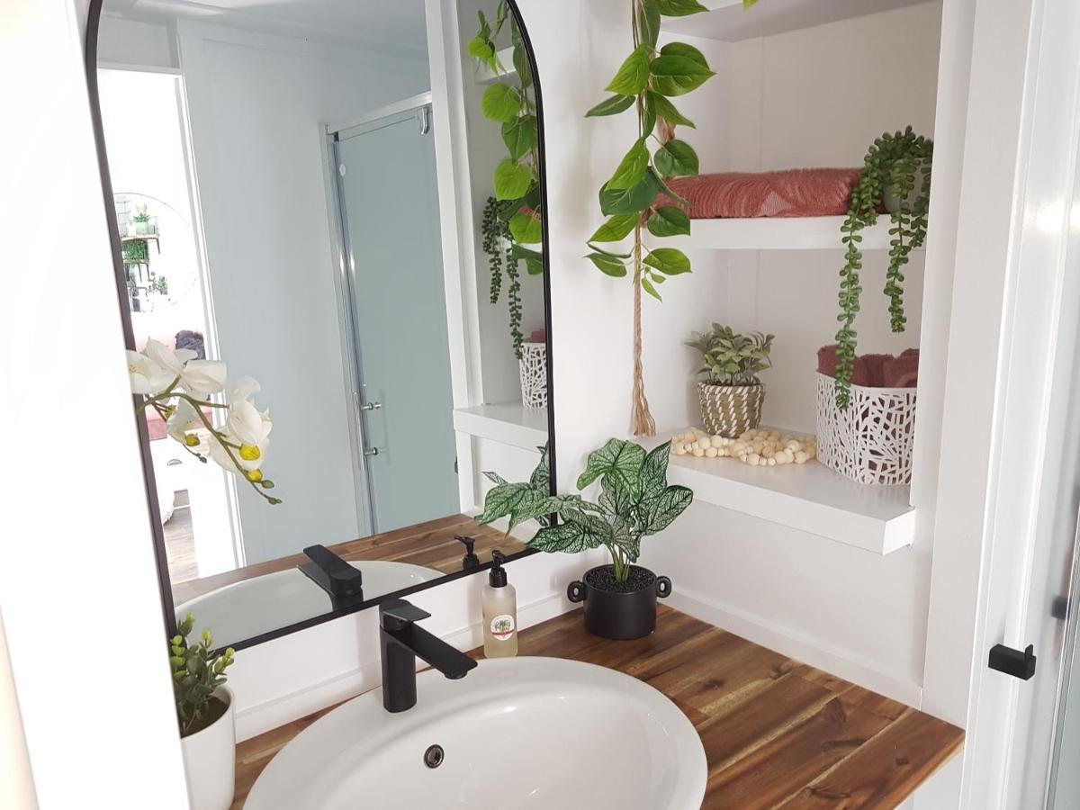 Villa Rustling Oaks Nz Tropical Tiny House Tamahere Exterior foto