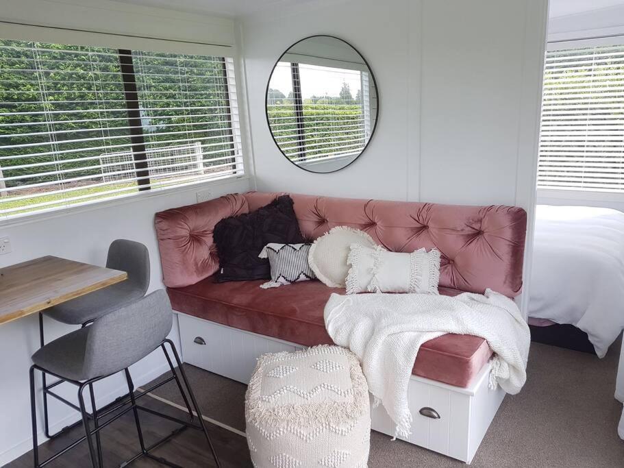 Villa Rustling Oaks Nz Tropical Tiny House Tamahere Exterior foto