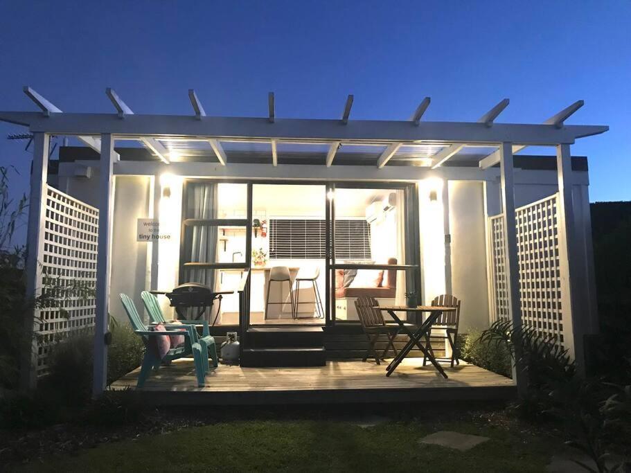 Villa Rustling Oaks Nz Tropical Tiny House Tamahere Exterior foto