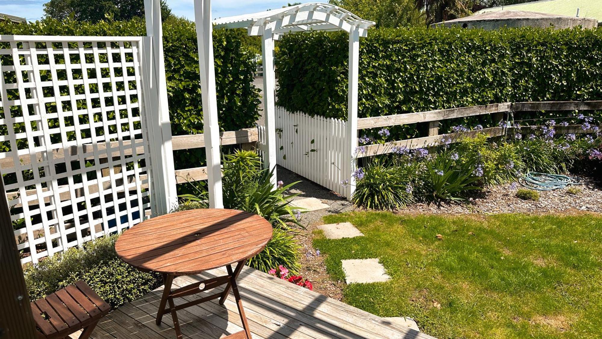 Villa Rustling Oaks Nz Tropical Tiny House Tamahere Exterior foto